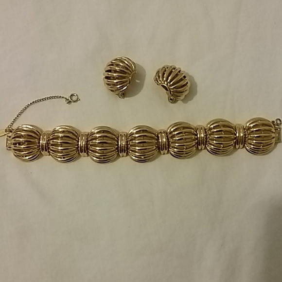 Vintage MONET bracelet and earrings set - Picture 3 of 8